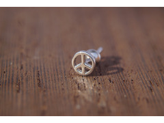 Серебряная серьга - пусета со знаком Peace